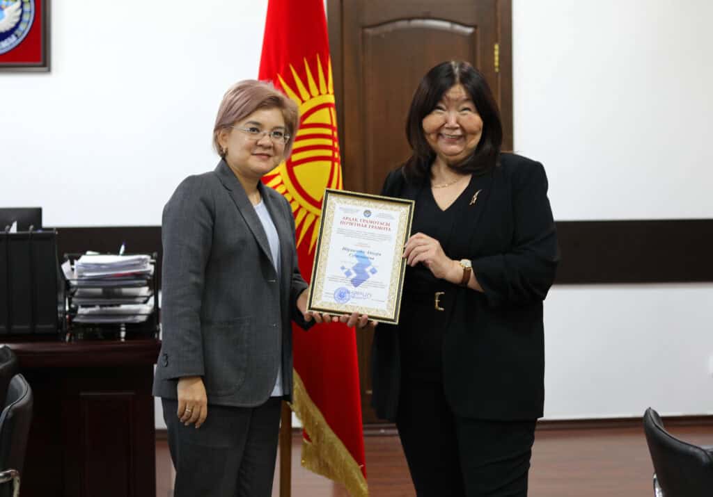 The Minister of Digital Development presents a letter of recognition to Ainura Ibraimova, chief of party of the USAID Cure Tuberculosis 2 Activity. Photos: Ministry of Digital Development, Kyrgyz Republic