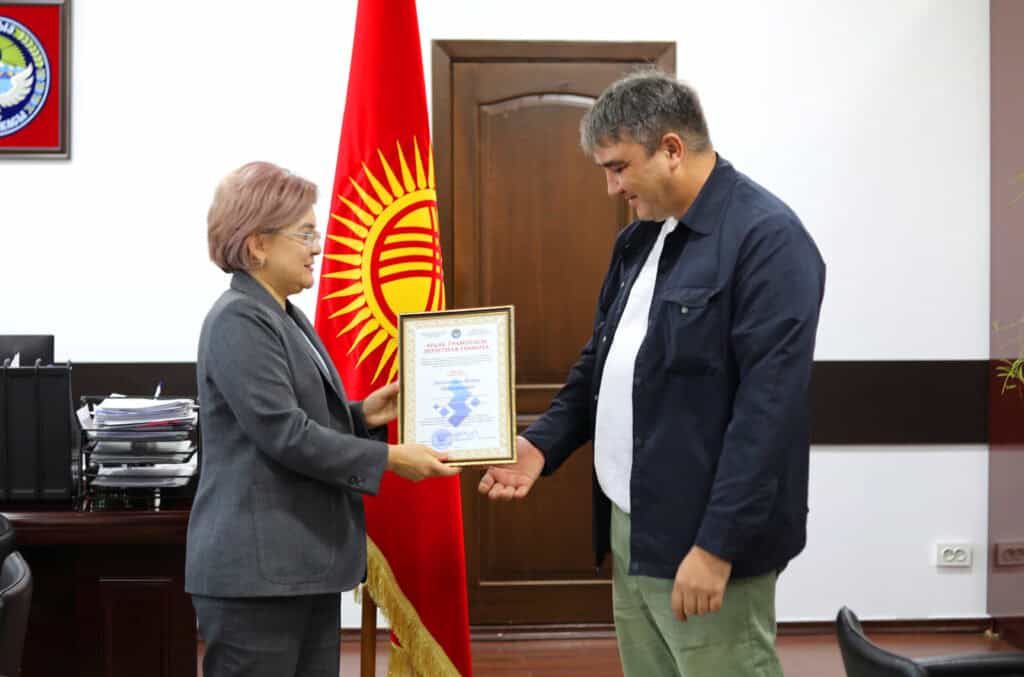 : The Minister of Digital Development presents a letter of recognition to Ilias Davlenbaev, information system developer.